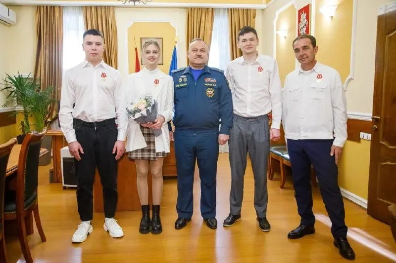 История четырёх студентов, переживших пожар, и их путь к новой жизни после трагедии.