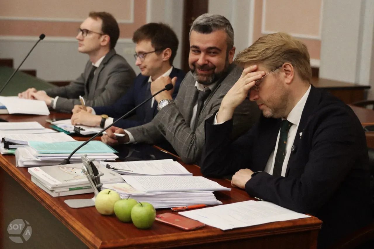 Иск в Верховном суде против партии Яблоко касается вопросов агитации в соцсетях, использования материалов без разрешения и потенциальных нарушений авторских прав, включая изображения и видеоматериалы.