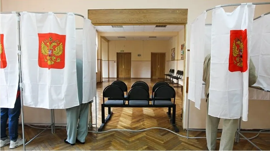 Новая методичка для партийных наблюдателей регламентирует их поведение и взаимодействие с комиссиями; часть партий выражает сомнения в её эффективности, считая документ инструментом управляемого контроля.