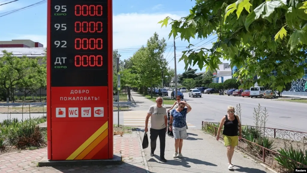 В регионе Краснодарского края наблюдается нехватка топлива: бензин заканчивается на заправках, очереди растут, власти вводят меры контроля за продажей.