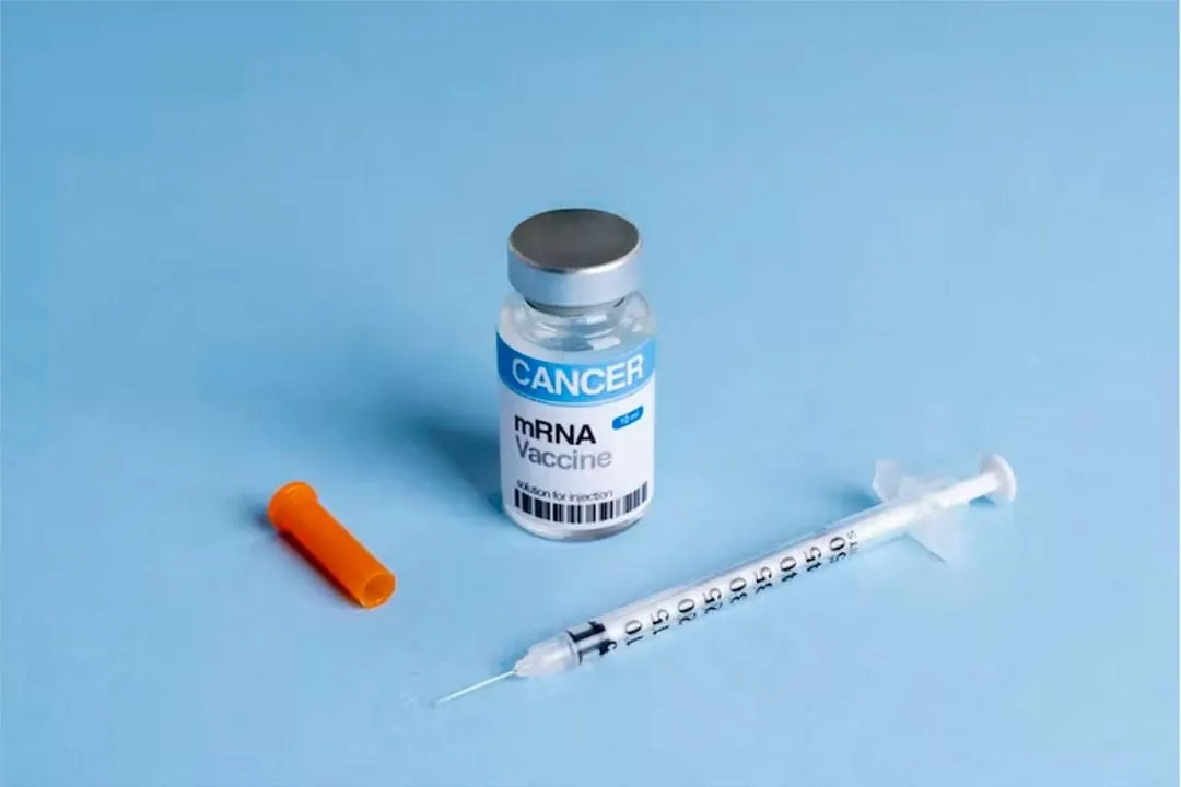 Успешные результаты персонализированной мРНК‑вакцины против меланомы и рост акций компаний, а также расширение государственной программы высокотехнологичной терапии.