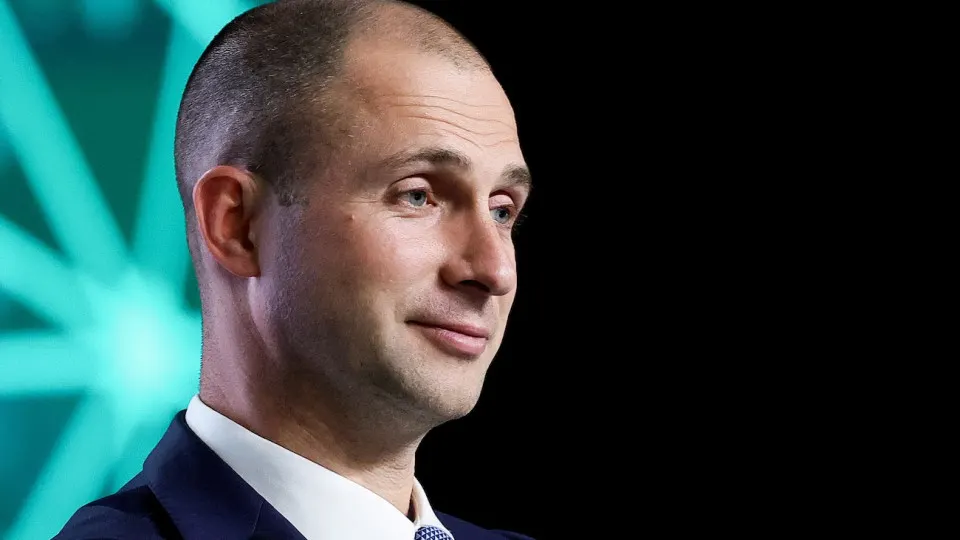 Социальная сеть VK продолжает работать в минус, а во втором квартале — за счет продажи доли в банке — зафиксировала небольшую прибыль.