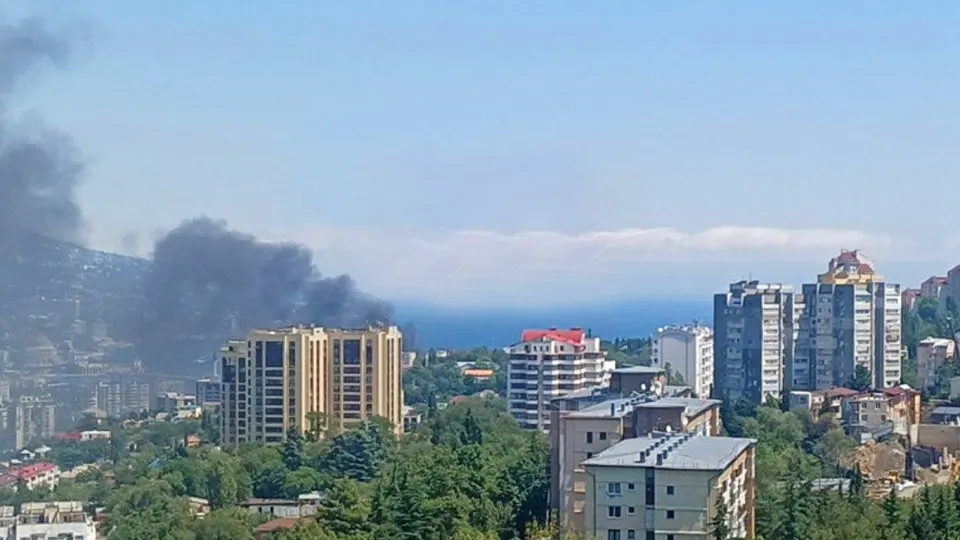 Украина нанесла удар по ялтинскому побережью с применением морских и воздушных дронов. Возник пожар в здании у набережной; власти призвали жителей уйти в безопасное место.