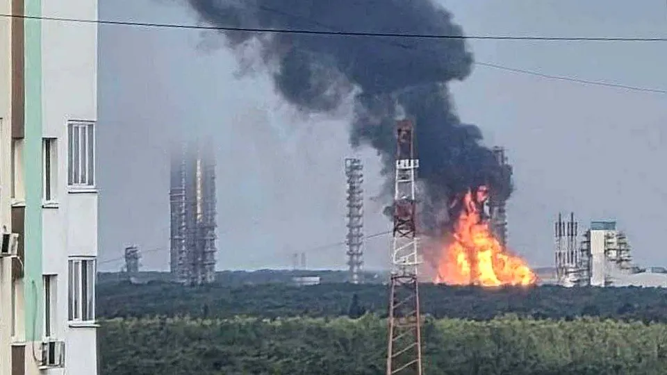 Крупный нефтехимический комплекс региона прекратил работу после удара дронов; производство полимеров и СУГ сокращено, рабочие места под угрозой.