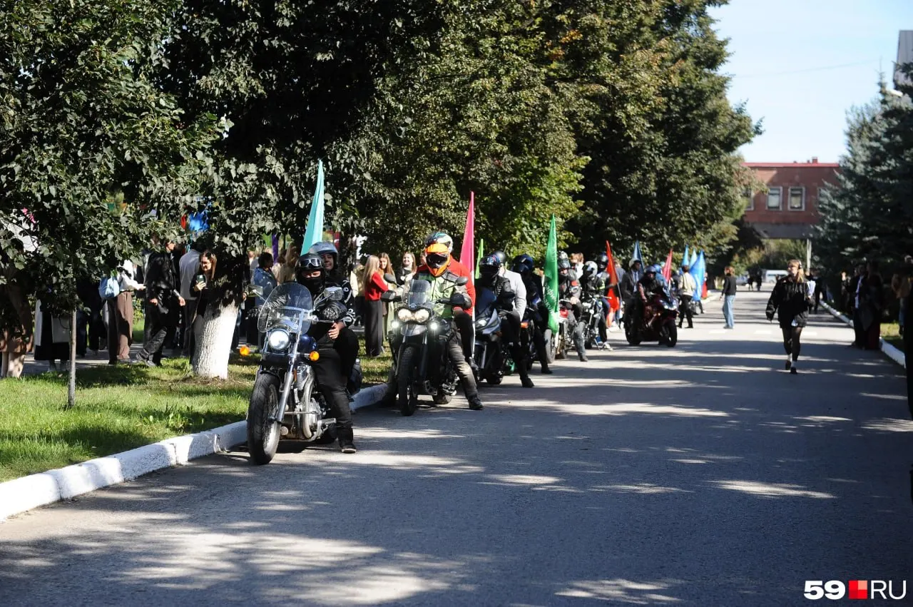 На старте учебного года в Перми прошла линейка в кампусе ПГНИУ, после которой байкеры сопровождали гостей и студентов.