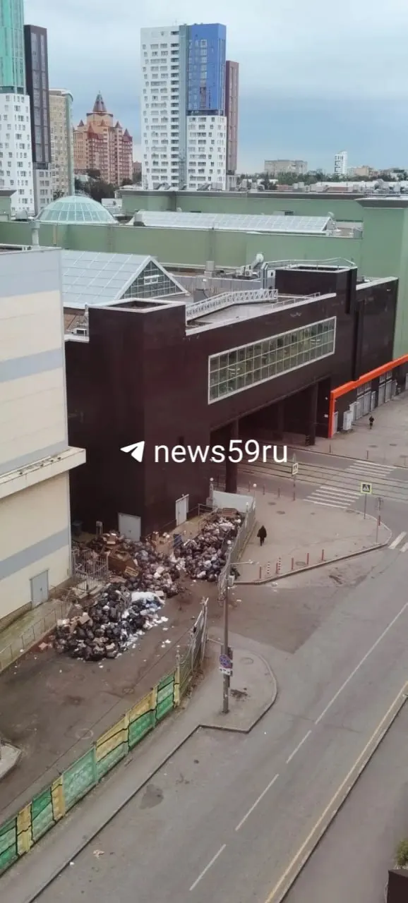 Жители Перми жалуются на горы мусора возле ТРК «Семья»: баки переполнены, вывоз осуществляют редко.