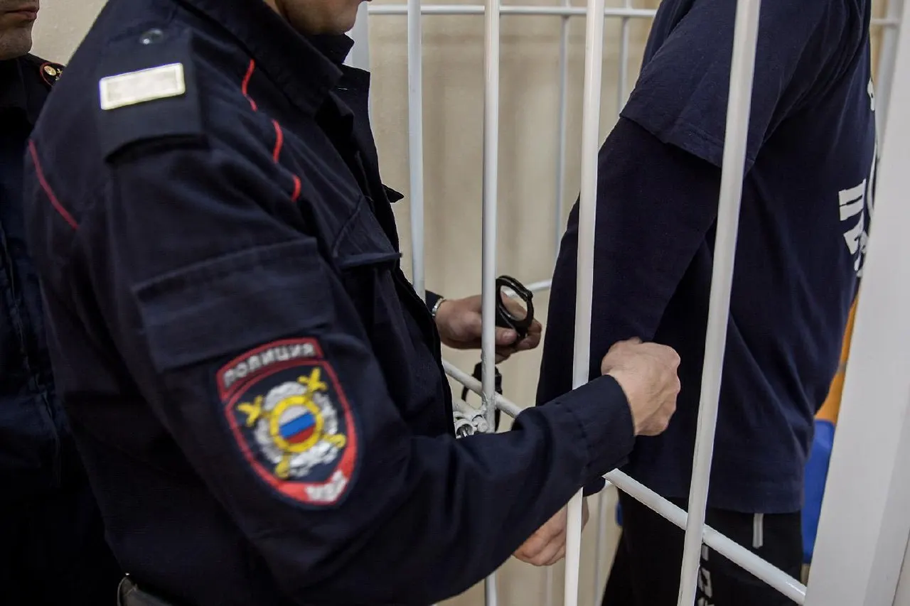 Бывший заместитель руководителя филиала и двое соучастников завышали стоимость работ в Свердловской области и Перми; дело будет рассматриваться военными следователями.