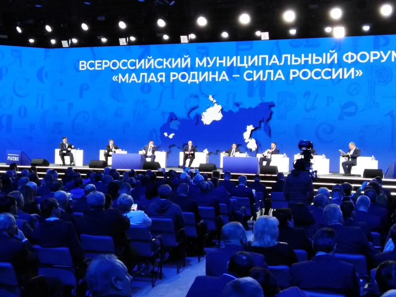 Документ устанавливает ежегодный форум по муниципальной службе и награждение, назначив ответственных за организацию и подчеркнув роль национального объединения местного самоуправления.
