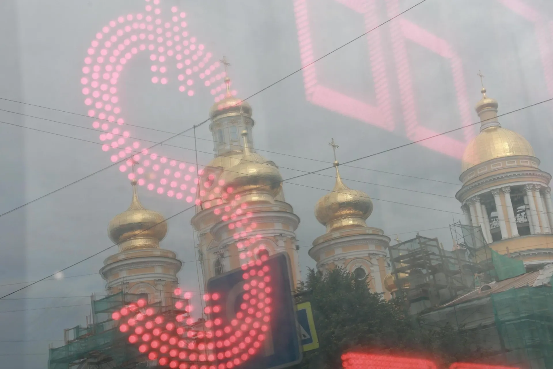 За лето рубль заметно ослаб к доллару; эксперты оценивают последствия и прогнозы на ближайшее время.