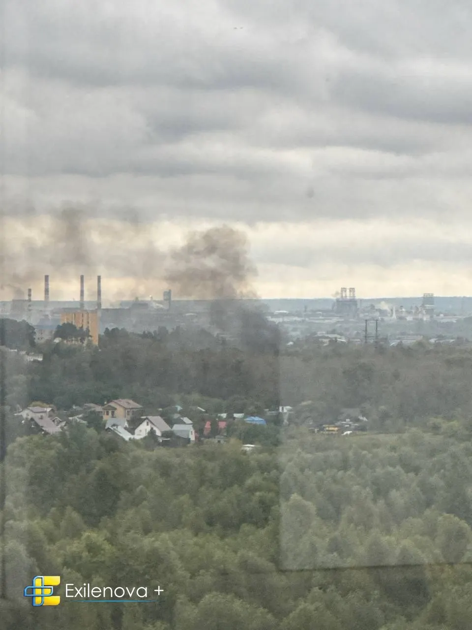 По данным очевидцев, город подвергся атаке беспилотников; в сети появляются кадры и дым над территорией, официальных комментариев пока нет.
