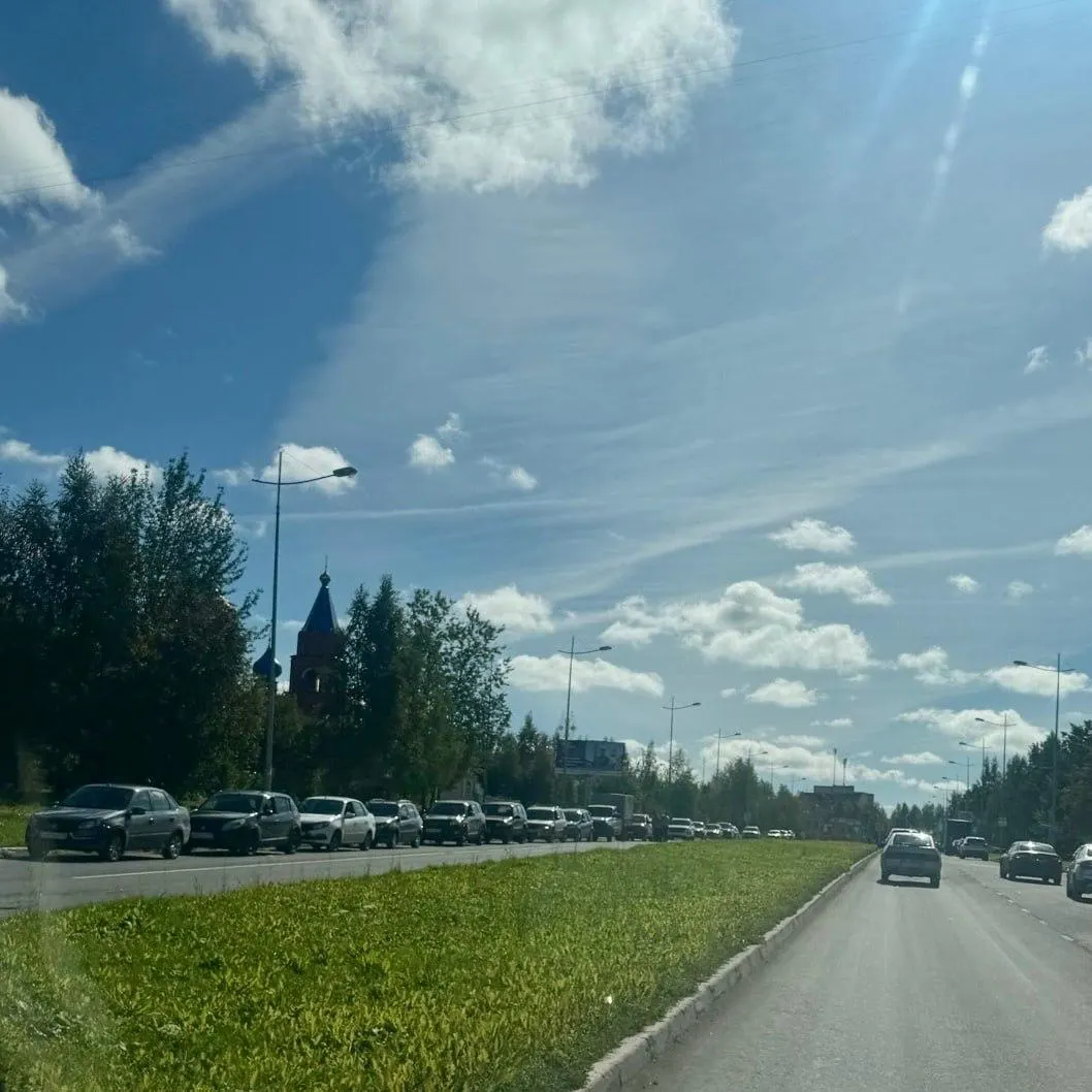 Перебои затронули Губаху и вынудили перевозчиков корректировать расписание; власти мониторят ситуацию и призывают экономить топливо.