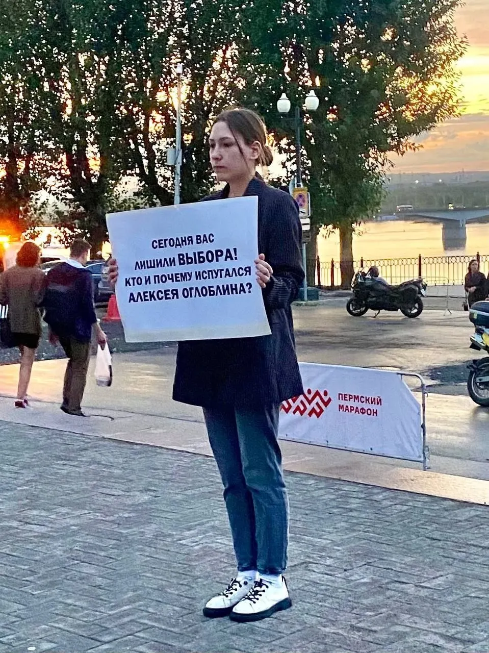 Одиночный пикет в Перми в поддержку кандидата в городскую думу и правозащитника завершился; краевой суд отменил решение о регистрации.
