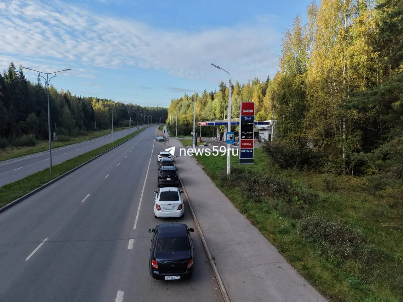 На одной из АЗС Закамска образовались очереди. Бензин и дизель заканчиваются, кассир не знает, когда привезут топливо.