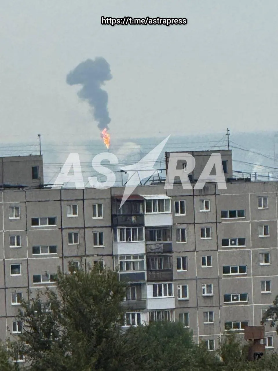 Ночная атака беспилотников на пермский НПЗ вызвала дым над площадкой; власти ввели ограничения на аэропорт и сообщили об угрозе беспилотной атаки, после чего её сняли.