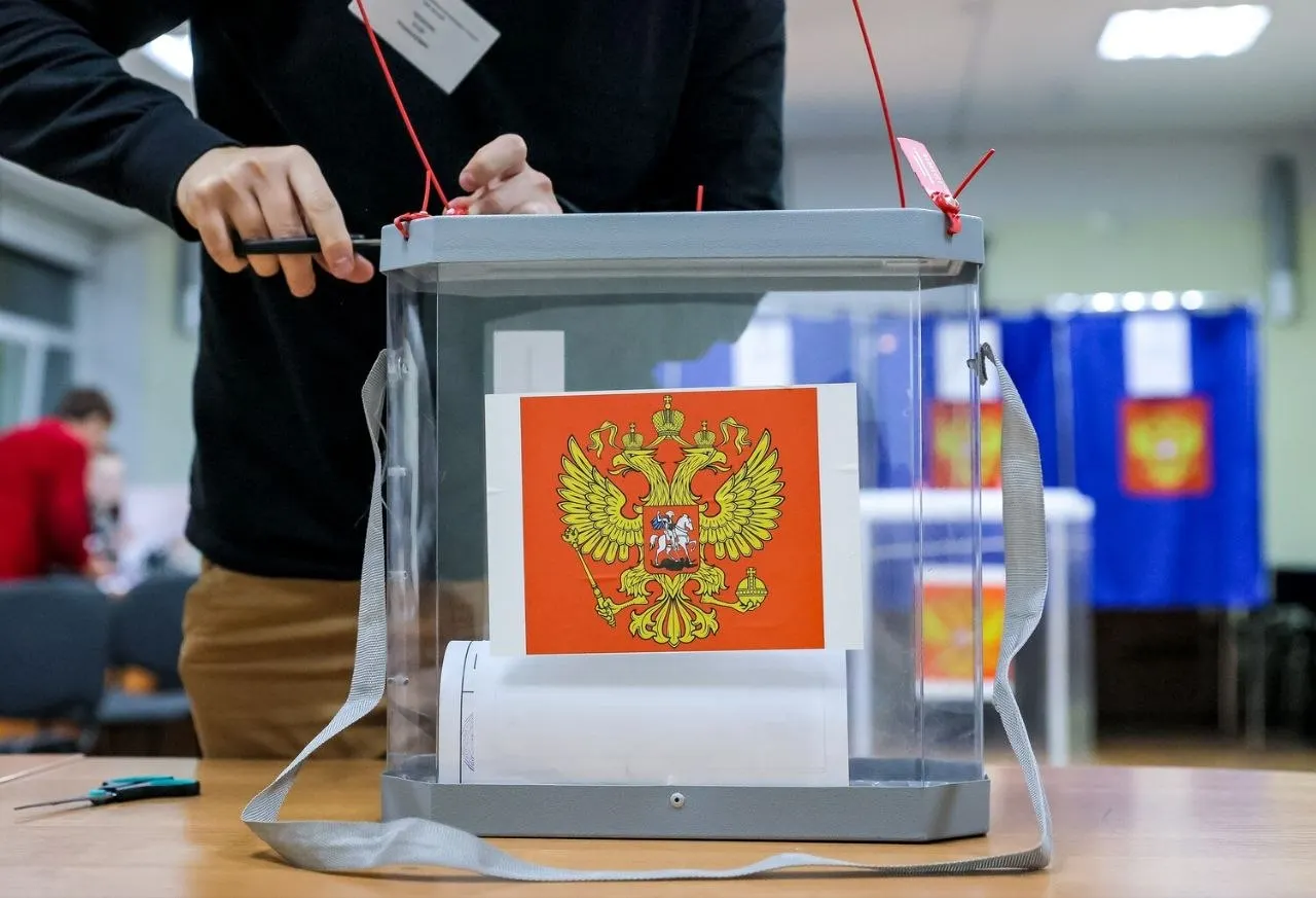 «Единая Россия» набирает 53,5% по итогам второго дня голосования, остальные кандидаты — значительно меньше.