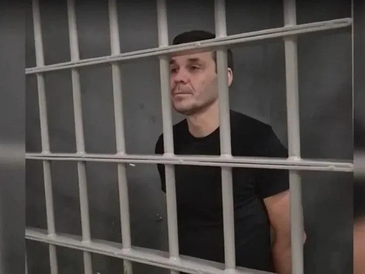 48-летний мужчина с двойным гражданством России и Швеции приговорен Краснодарским краевым судом к 14 годам колонии строгого режима, двум годам ограничения свободы и штрафу. По делу он якобы переводил деньги военнослужащему ВСУ для поддержки формирования.