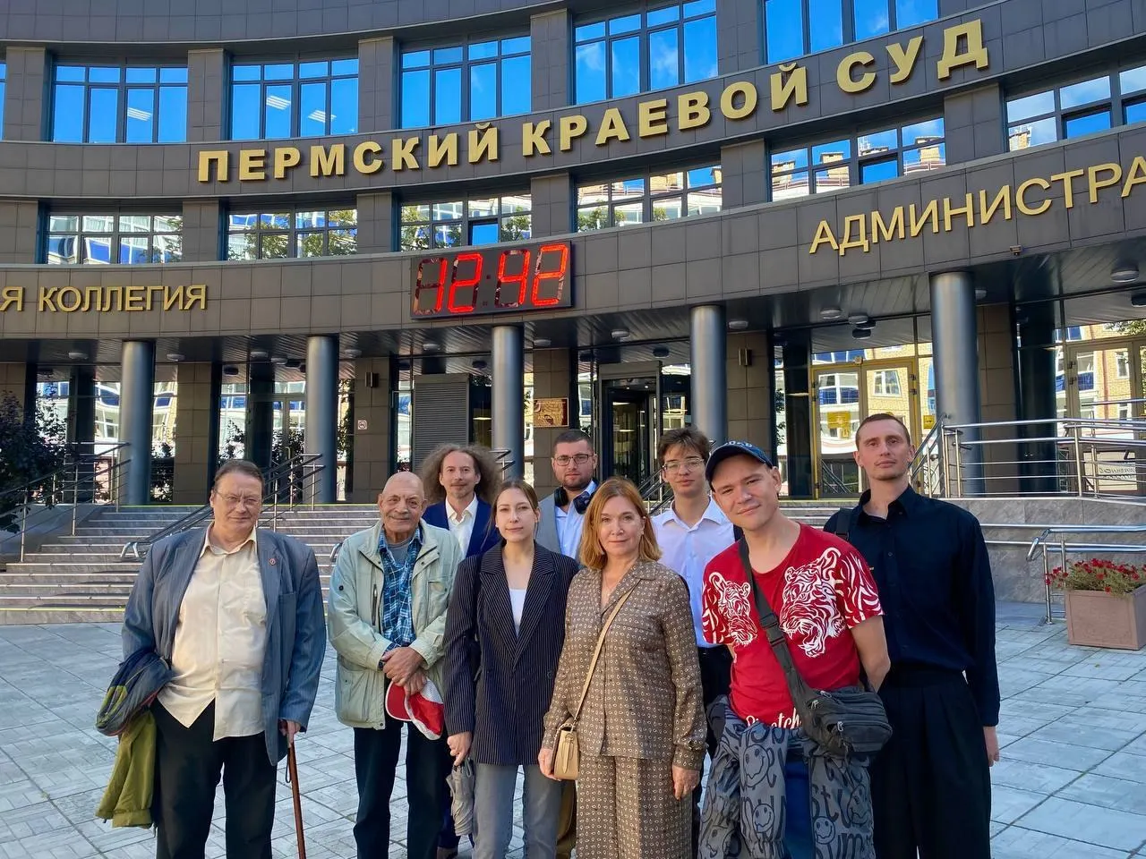 Ленинский районный суд Перми отклонил иск об регистрации к избиркому и запретил выдвижение Алексея Оглоблина в Пермскую краевую думу; активист намерен обжаловать решение.