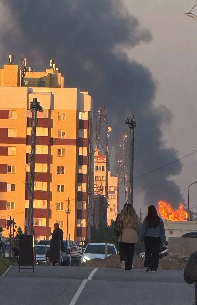 Беспилотная атака зафиксирована возле Нового Уренгоя; пожар на объекте локализован, погибших нет; ситуация уточняется.