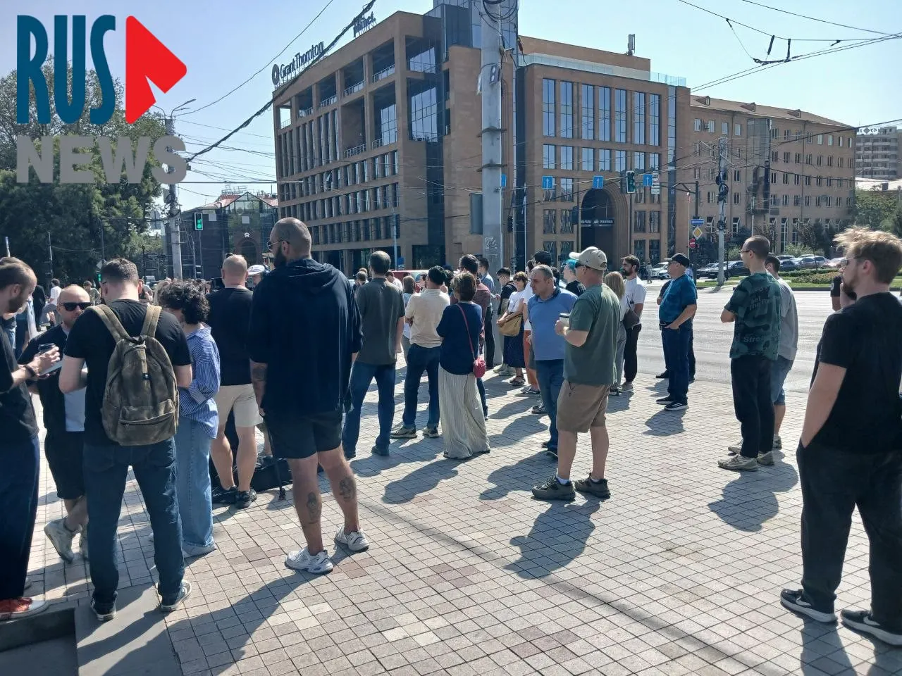 К середине дня у посольства России в Ереване выстроилась очередь из более чем тысячи желающих проголосовать; рядом проходит митинг активистов.