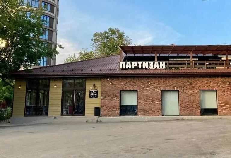 Ресторан «Партизан» в центре Перми закрывается после 12 лет работы; здание выставлено на торги.
