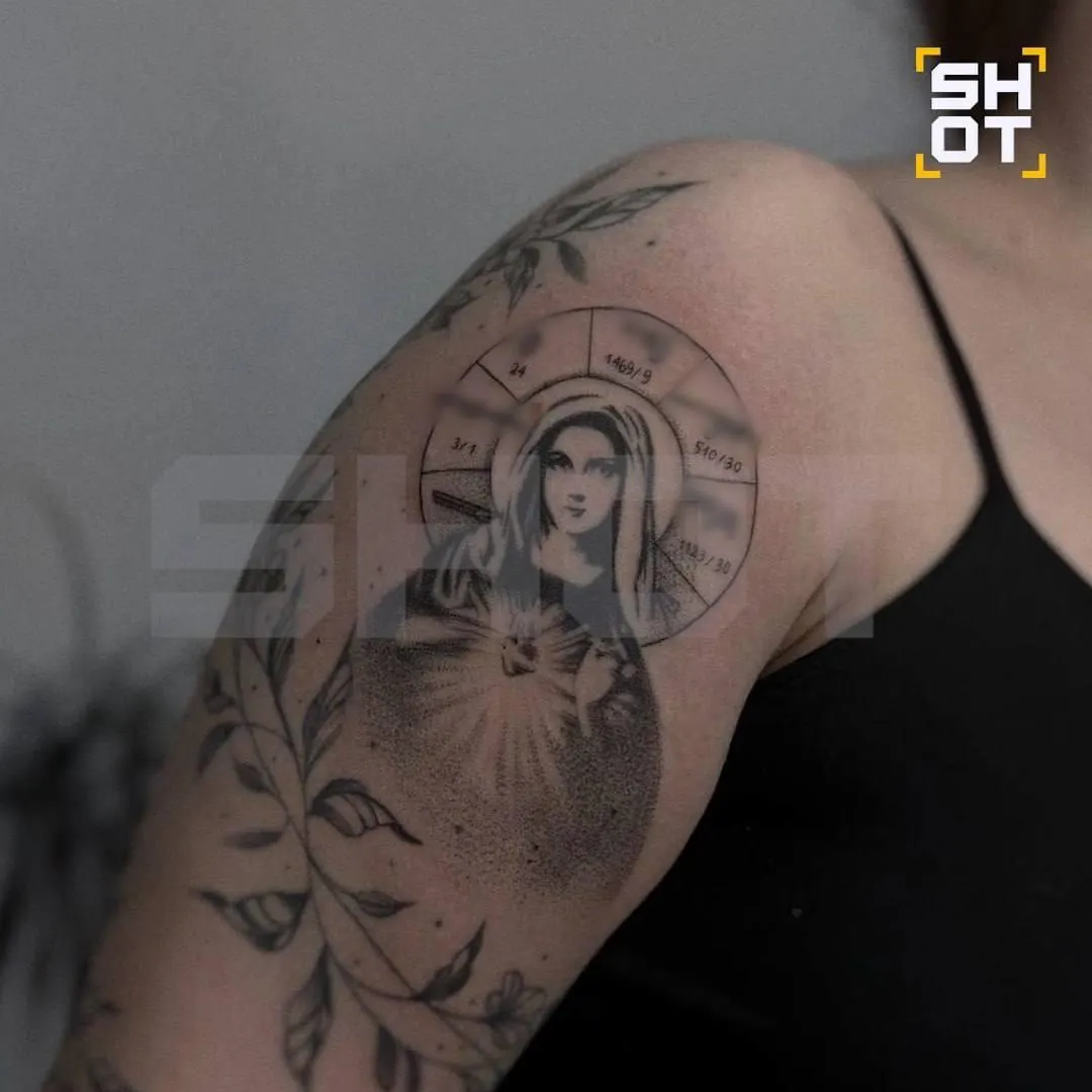 24-летняя Екатерина опубликовала фото новой татуировки — Дева Мария с нимбом из оружия из видеоигры GTA; после этого ей угрожают уголовной ответственностью, а экспертиза признала изображение оскорбительным для верующих.