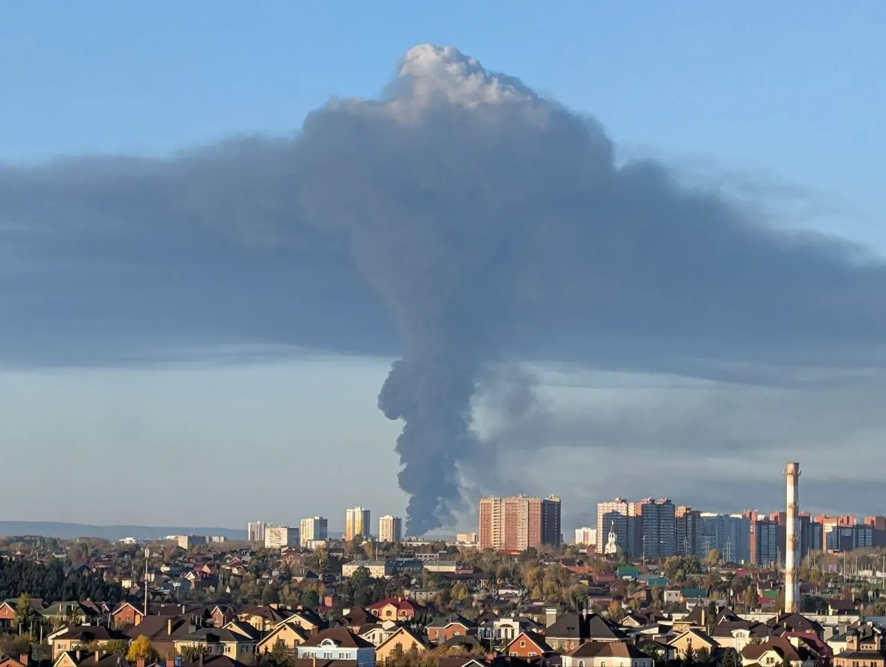 Утром в Перми произошёл налёт беспилотников на НПЗ; начался пожар, в городе отменяют занятия и приём в поликлиниках.