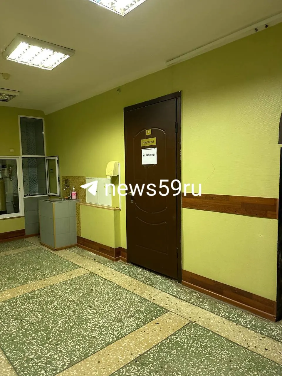 Студенты строительного факультета жалуются на отсутствие питания, дефицит туалетов и неудобный график занятий в связи с ремонтом корпуса, требуя рассмотрения вопросов на заседании кафедры.