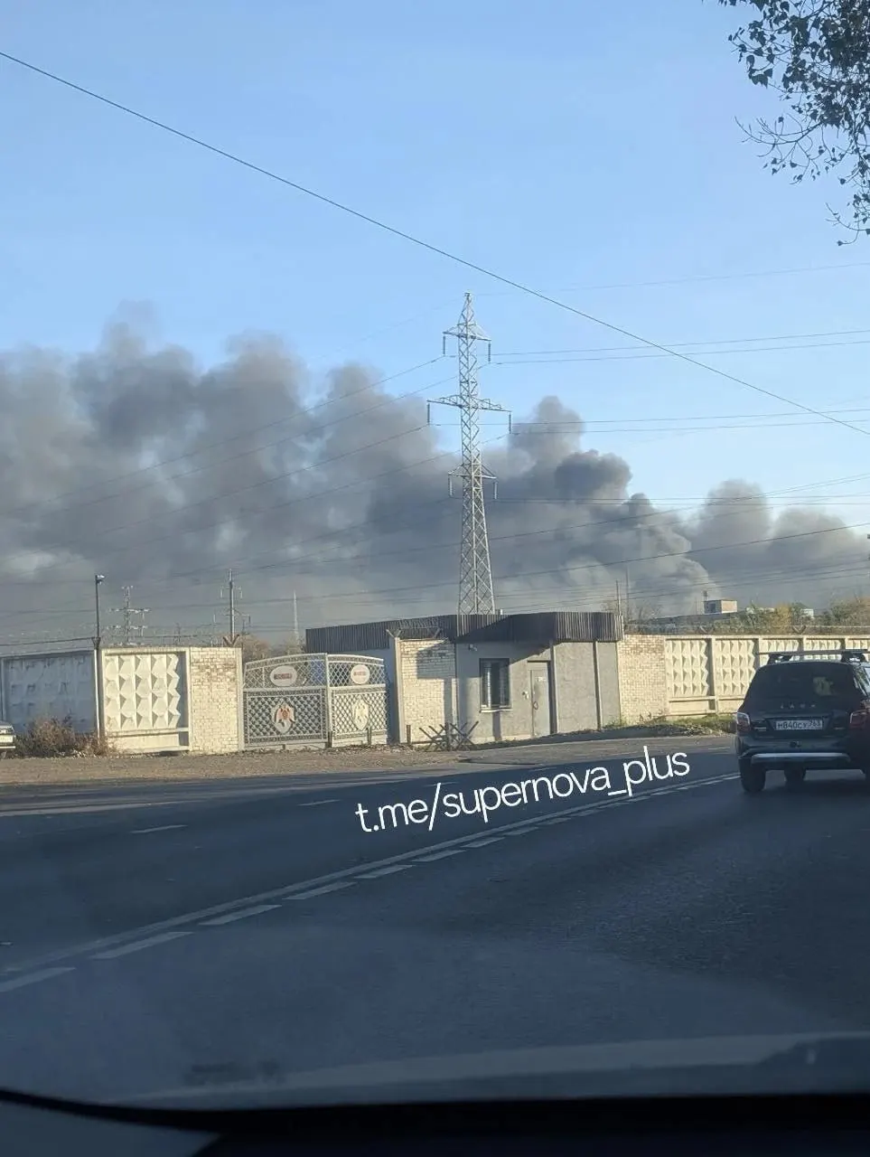 В ночь зафиксированы атаки дронов по нескольким регионам: погибла женщина в Брянской области, на заводе в Тольятти произошел пожар, есть раненые и эвакуации.