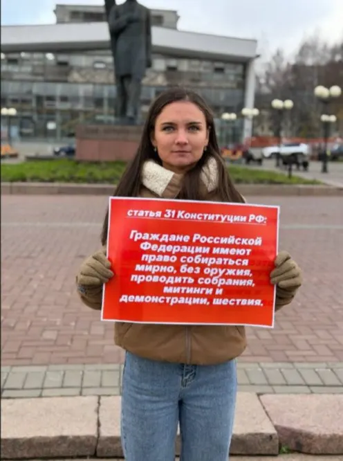 Госсовет Коми уточнил правила публичных акций; депутаты нескольких партий поддержали законопроект, КПРФ выступила против. 19 октября прошли одиночные пикеты в Сыктывкаре, связанные с правом граждан на митинг.