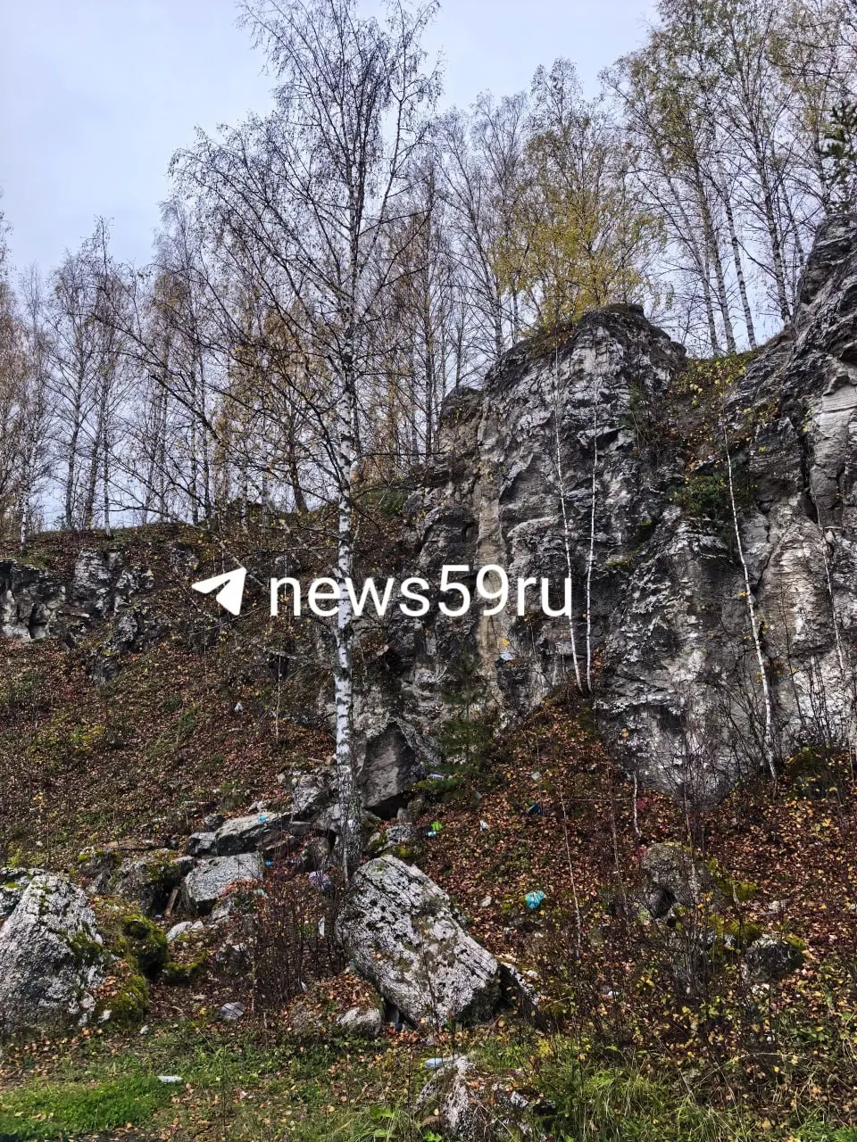 13-летний школьник упал с заброшенного карьера в микрорайоне Нагорный и получил тяжелые травмы; спасатели оказали первую помощь, позже он был доставлен в больницу в Перми.