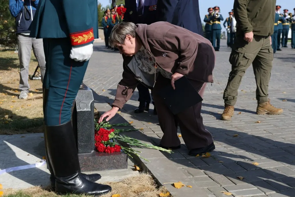 Памятник труженику тыла, посвящённый прикамцам, погибшим в Сталинградской битве, установлен на Мамаевом кургане. Автор скульптор Илья Галиулин, инициатива краевого совета ветеранов, поддержка губернатора Дмитрия Махонина.
