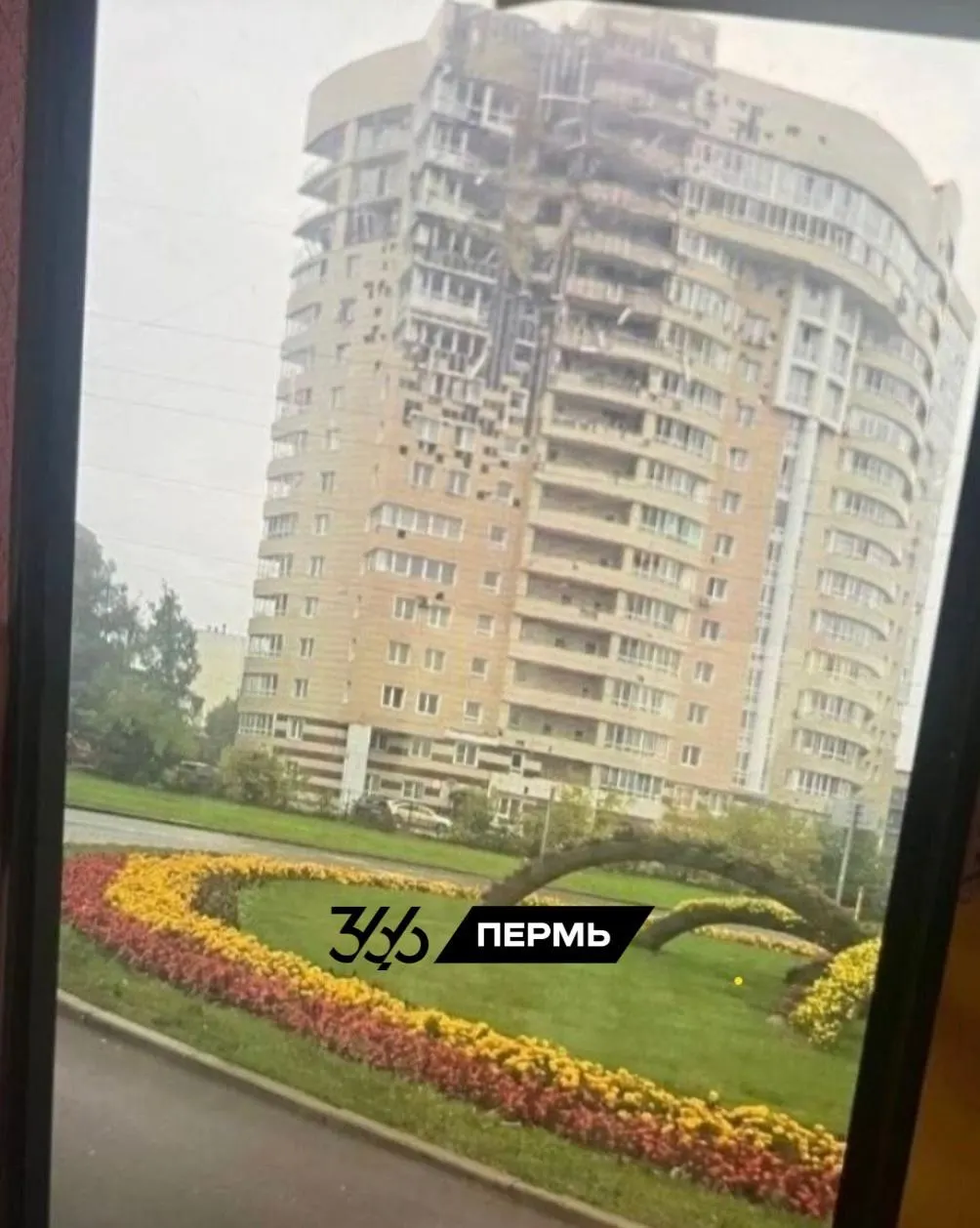 Ремонт фасада идёт в пяти квартирах после инцидента; в одной зоне восстановления уже завершены работы по стенам и окнам, в остальных продолжаются отделочные работы.