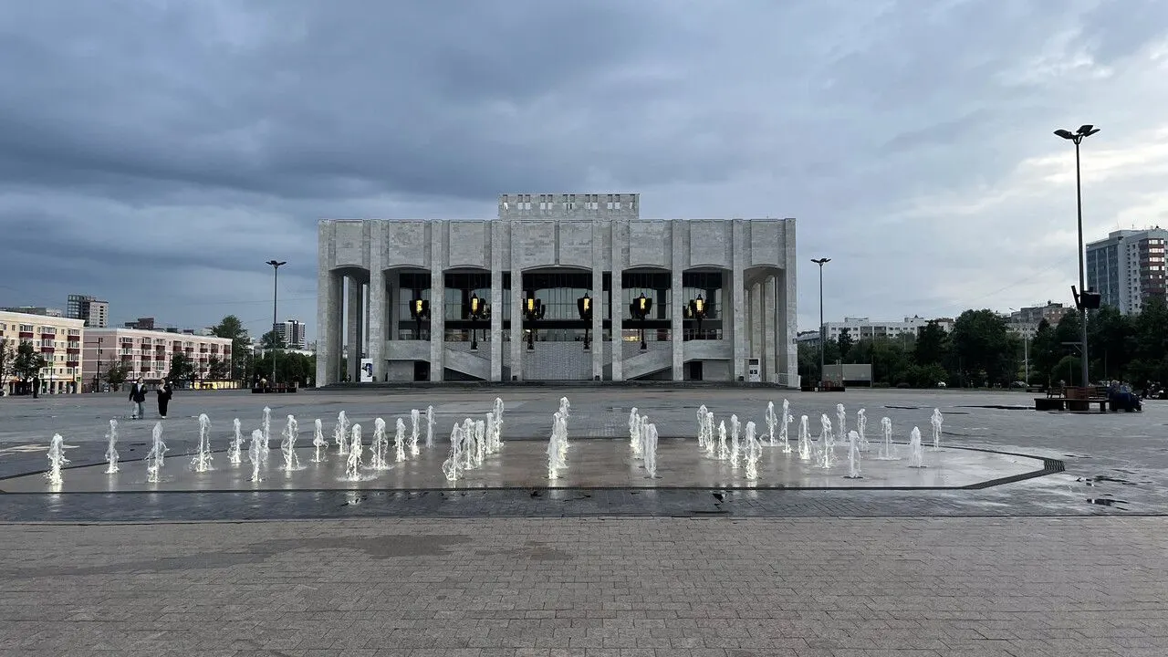 Группа сотрудников театра, включая руководителя молодёжной сцены и балетную артистку, уходит на фоне конфликта вокруг кандидатуры нового худрука и концепции развития театра.
